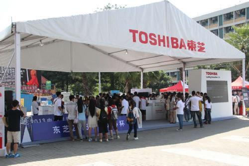東芝展臺里同學們正熱情地參與活動